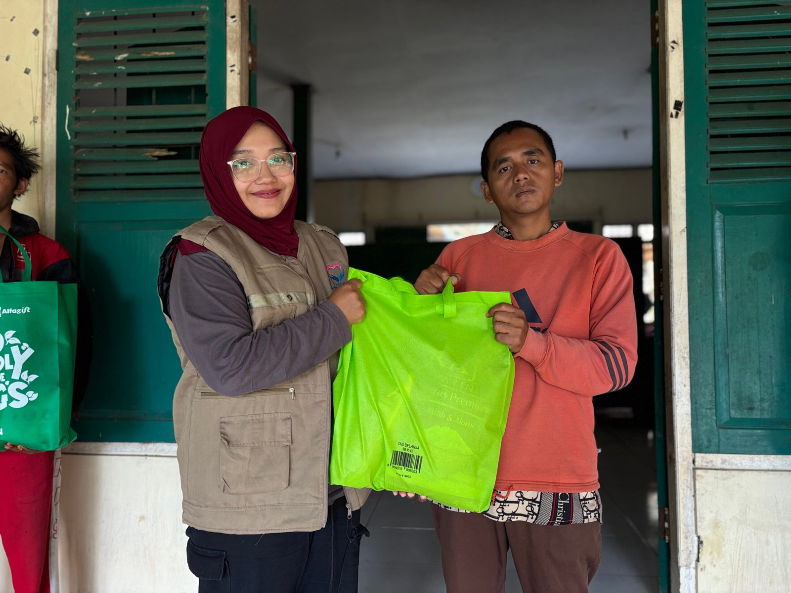 Penyerahan paket sembako untuk Panti ODGJ